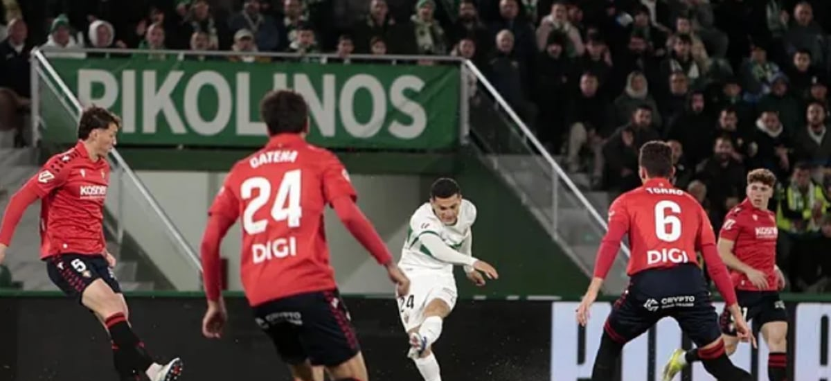 Lucas Cepeda tiene su primera titularidad en un Elche que todavía no suma triunfos en 2026 - La Tercera