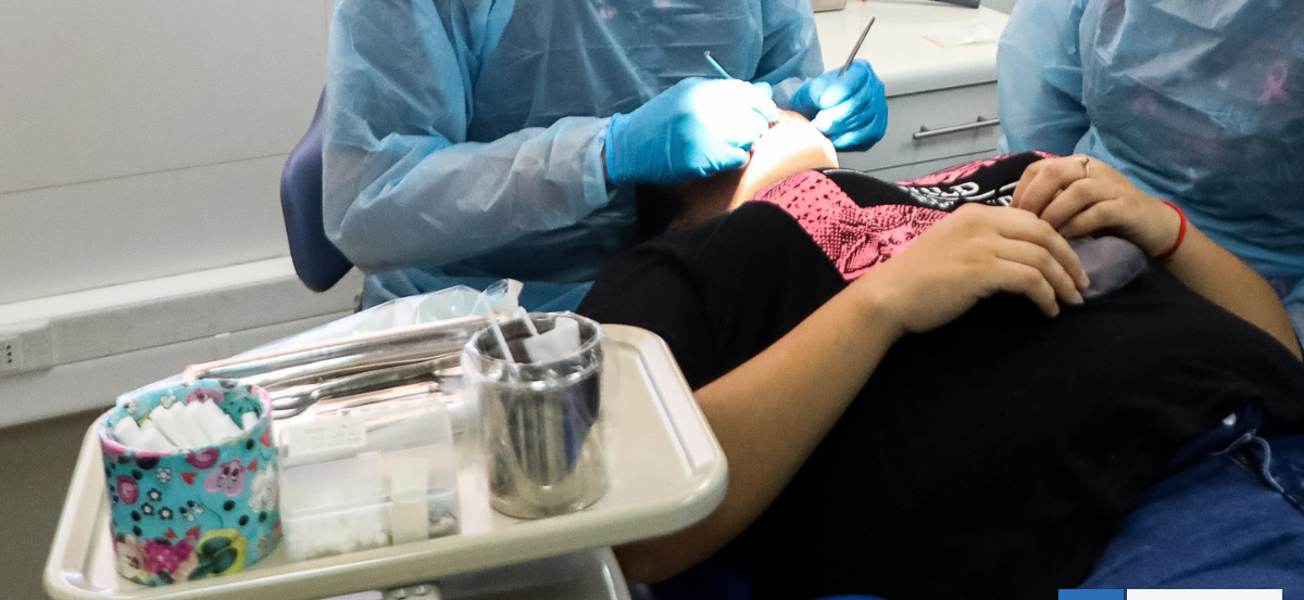 Sonrisa de Mujer en lista de espera: la promesa dental que el Gobierno dejó a medias