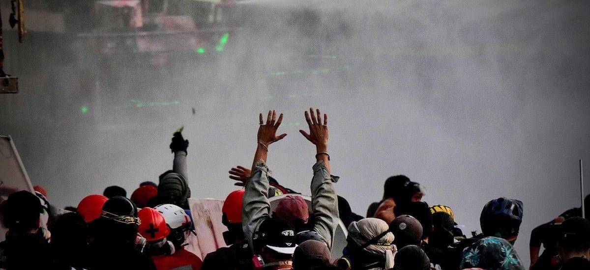 Declara víctima de trauma ocular en nuevo juicio por 18-O: “Lancé una lata a los carros policiales, nunca a carabineros” - La Tercera