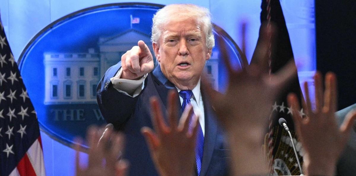 "Entrará en vigor casi de inmediato": Trump firma orden que impone arancel general del 10% tras revés de la Corte Suprema