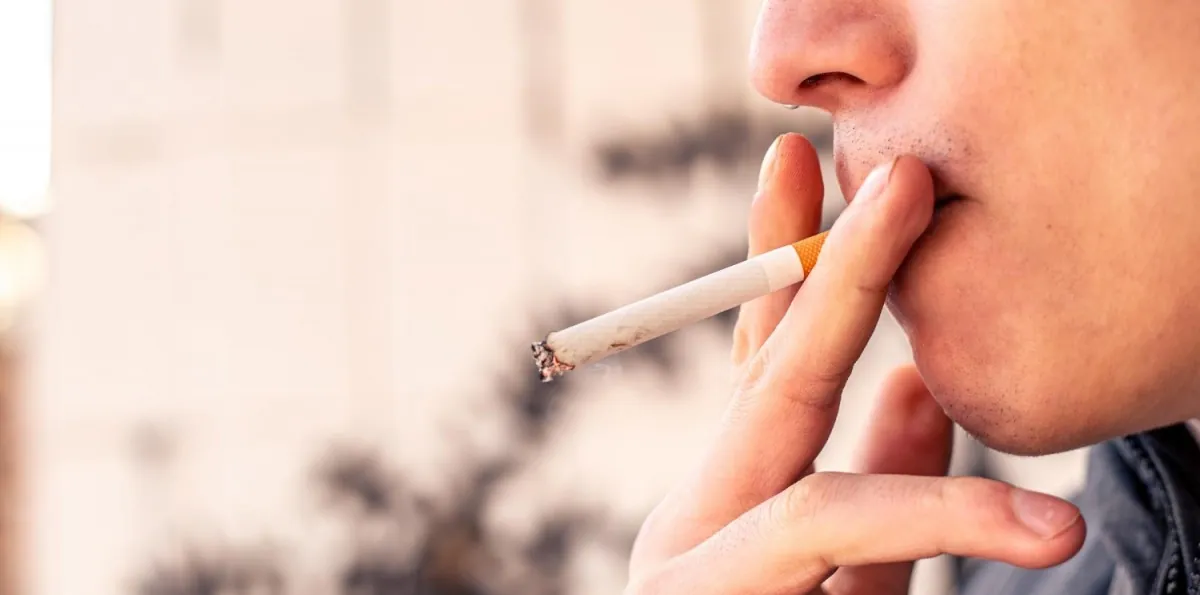 Reino Unido prohíbe para siempre la compra de cigarros a nacidos desde 2009: Buscan tener una generación libre de humo