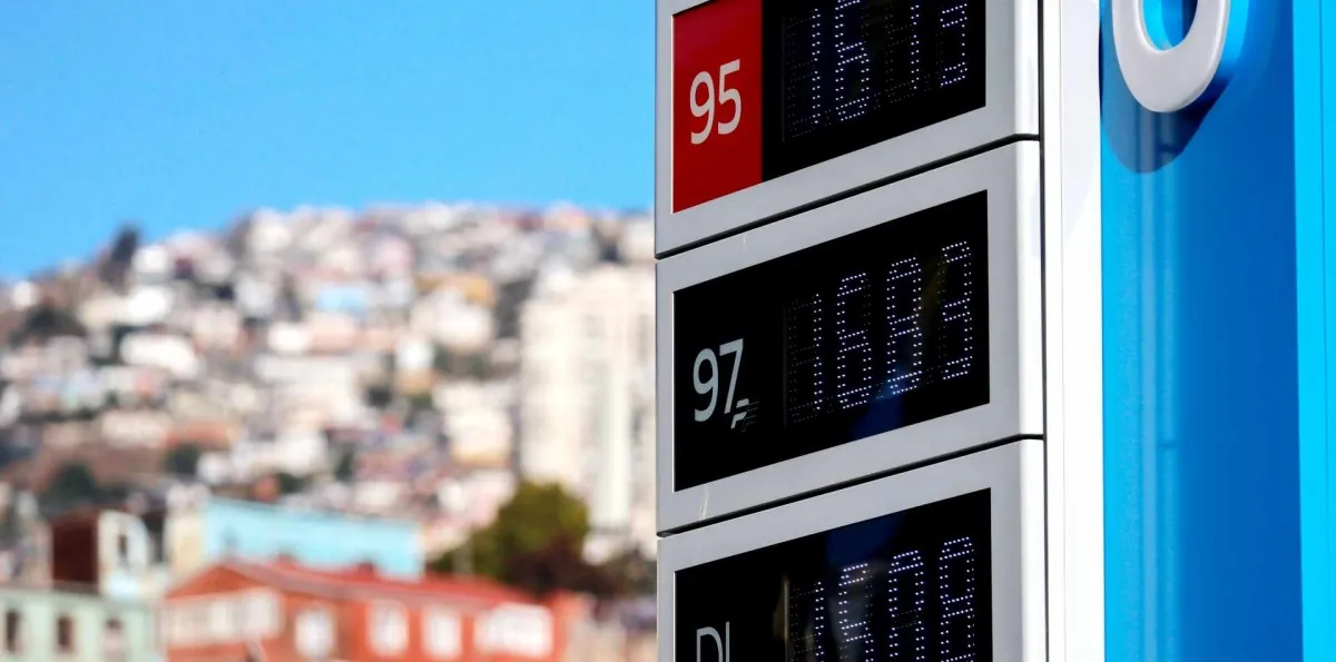 Proyectan nueva alza de combustibles la próxima semana: Bencina podría aumentar hasta $42 y diésel hasta $110 por litro