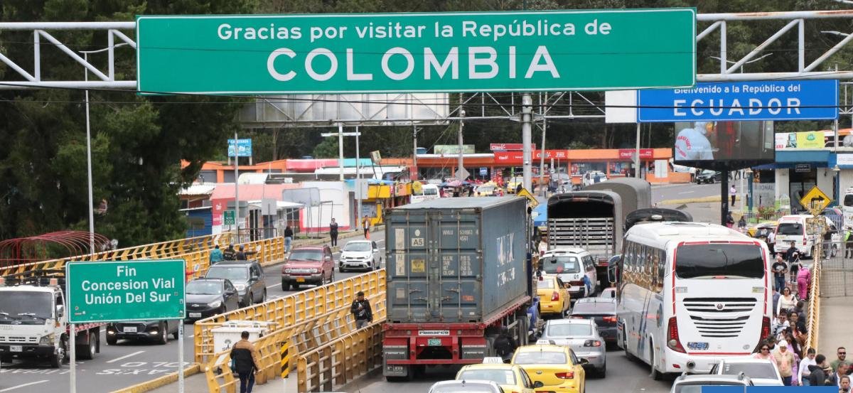 Ecuador agudiza su guerra comercial con Colombia y eleva arancel de "seguridad" del 30% al 50%