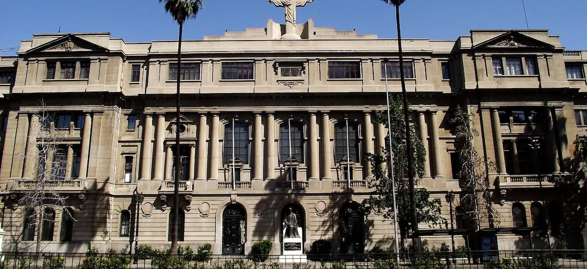 Universidad Católica lamenta muerte de Penélope Knuth tras accidente en Valparaíso