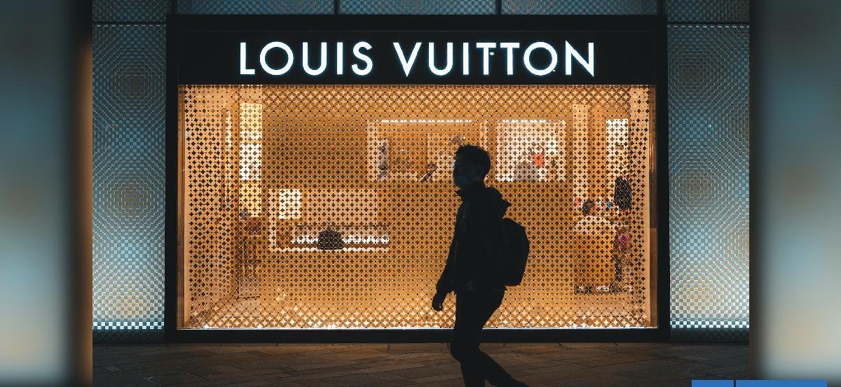 La matriz de Louis Vuitton se desploma en bolsa y arrastra a otros gigantes del lujo
