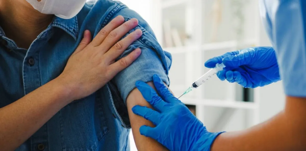Influenza suma seis semanas al alza: 1,7 millones de adultos mayores siguen sin vacunarse