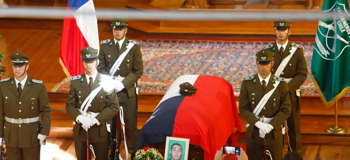Presidente Kast asiste a misa fúnebre del sargento de Carabineros Javier Figueroa en Puerto Varas - La Tercera