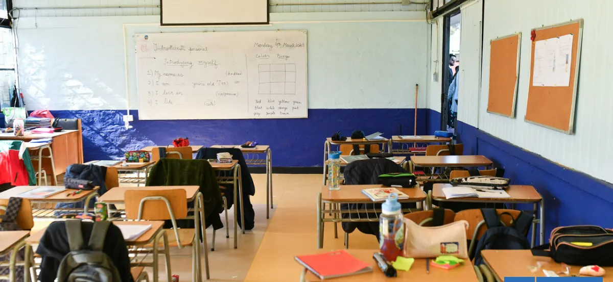 Suspenden clases en 21 establecimientos de Las Condes este martes tras aluvión: revisa el listado