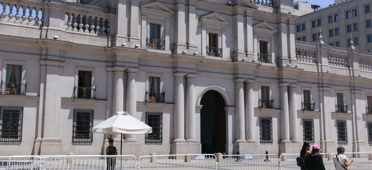 La hora de la verdad: cuánto ganan los asesores de Kast y cuánto obtenían los de Boric, según Transparencia