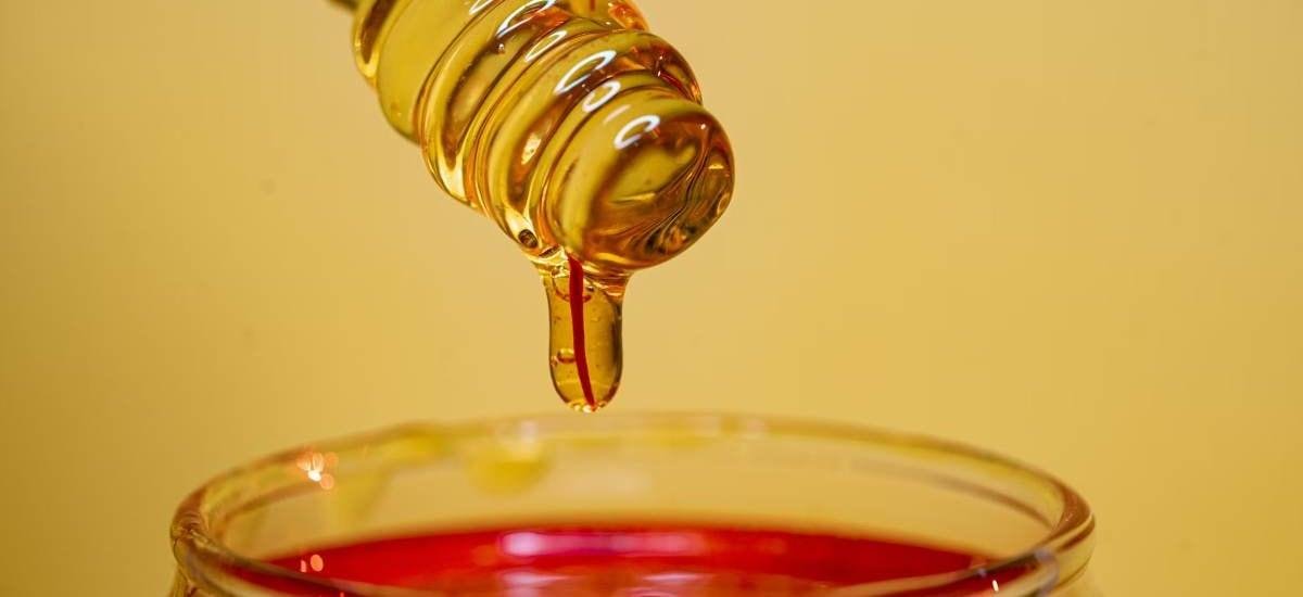 ¿Son saludables los azúcares naturales como la miel o el jarabe de agave? Esto responden los expertos - La Tercera