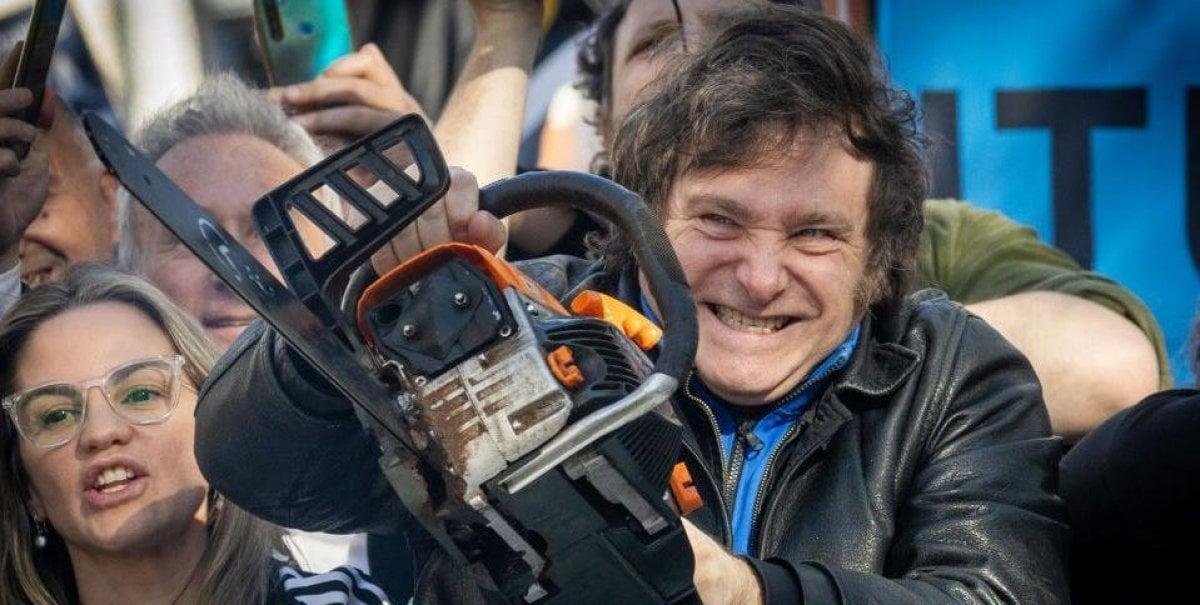 Las contradicciones de Milei: cuánto se parece el "plan motosierra" anunciado por el presidente argentino a lo que dijo en campaña