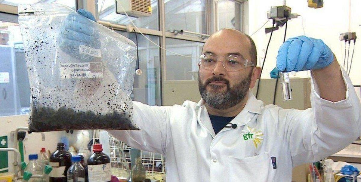 Los científicos que lograron convertir heces humanas en combustible para aviones