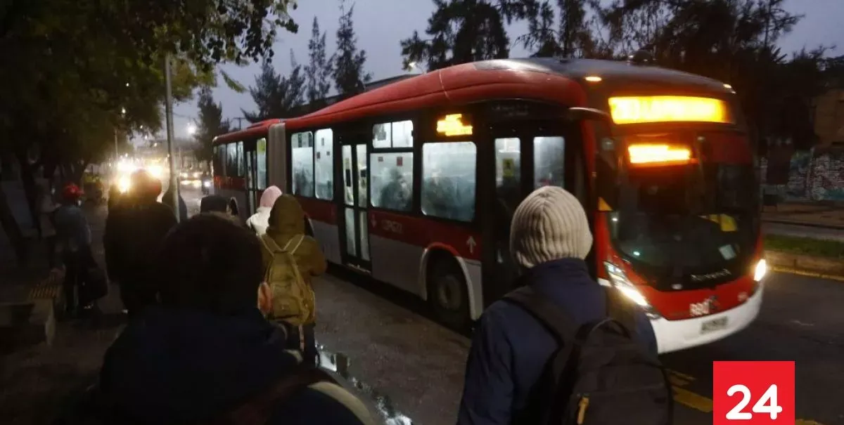 Cambios en sistema RED: Ministro de Transportes anuncia fin de buses "oruga" en horario nocturno