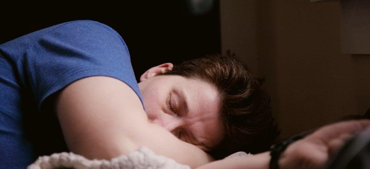 El hábito de sueño poco conocido que podría hacer que duermas mejor, según distintos estudios - La Tercera