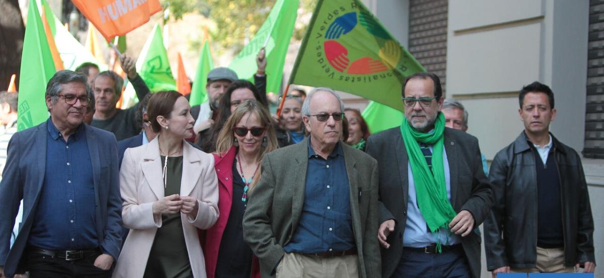 Impugnar o seguir activos fuera del sistema: el futuro de partidos oficialistas disueltos por Servel