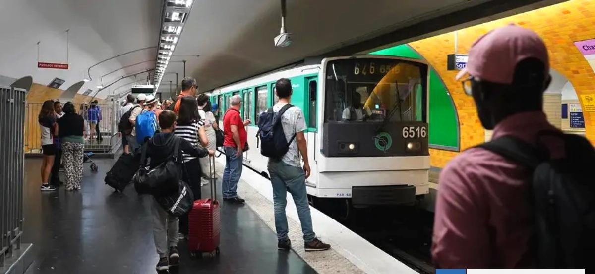 Hombre apuñala a tres mujeres en el metro de París y huye: fue capturado en su domicilio