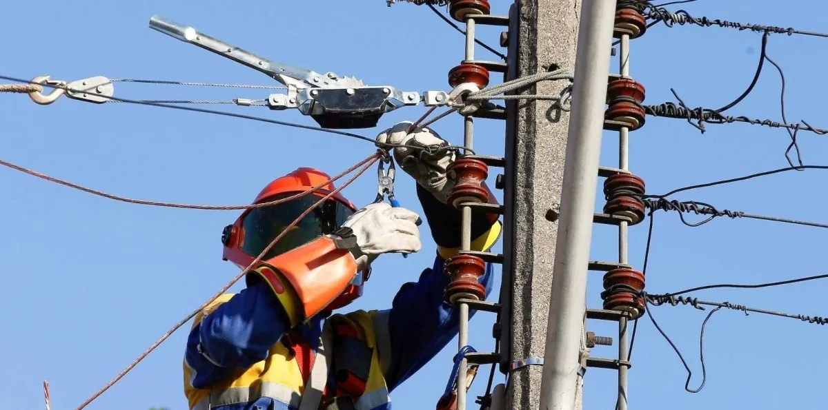 Enel informa de cortes de luz en diez comunas de la RM: Suministro estará interrumpido por hasta siete horas