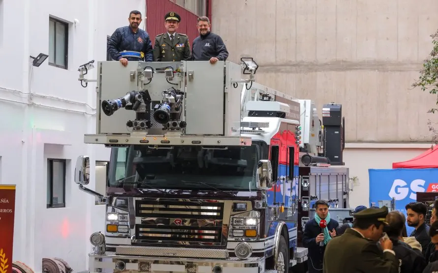 Gobierno de Santiago entregó costoso nuevo carro a Bomberos
