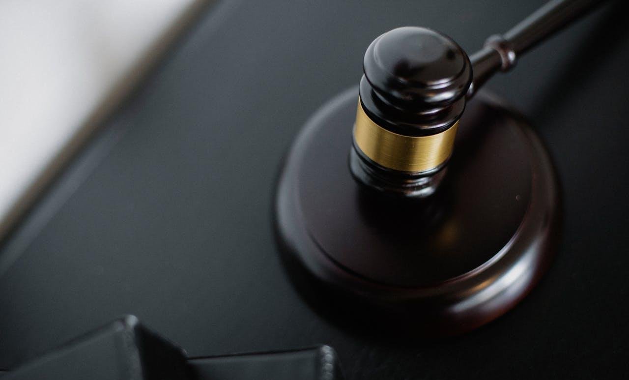 Condenan a 12 años de cárcel a exconcejal italiano por homicidio de inmigrante en 2021