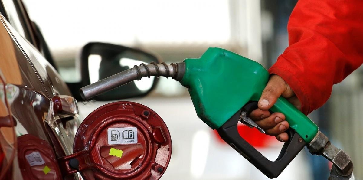 Bencina gratis: Empresa que regala combustible cambió la hora de su promoción