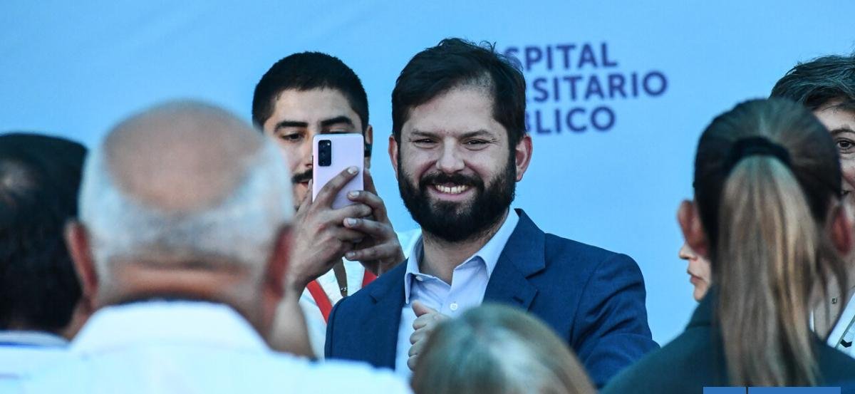 "Delirante" y "bofetada a las regiones": Oposición rechaza convocatoria del FA para despedir a Boric