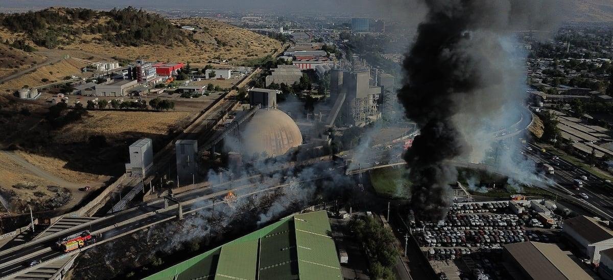 Reducir riesgo de explosión: la compleja maniobra que debe realizar Bomberos por incendio de camión que transportaba gas