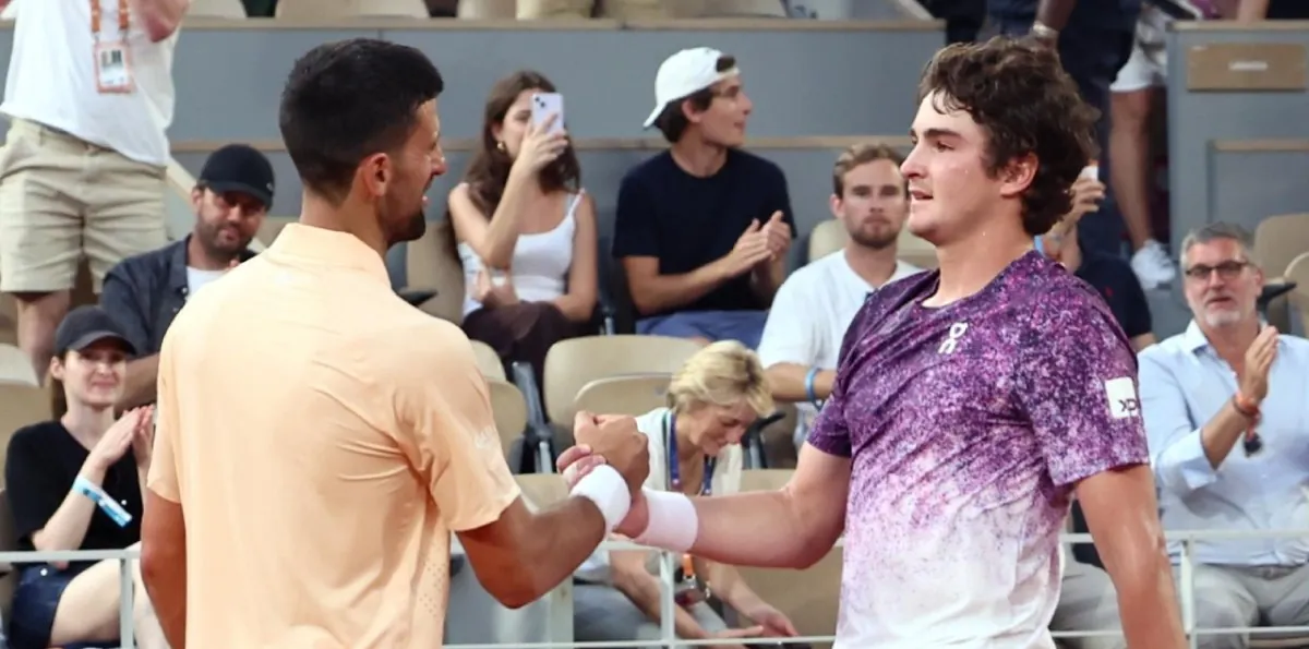 Joao Fonseca hizo historia en Roland Garros tras eliminar con épica remontada a Novak Djokovic