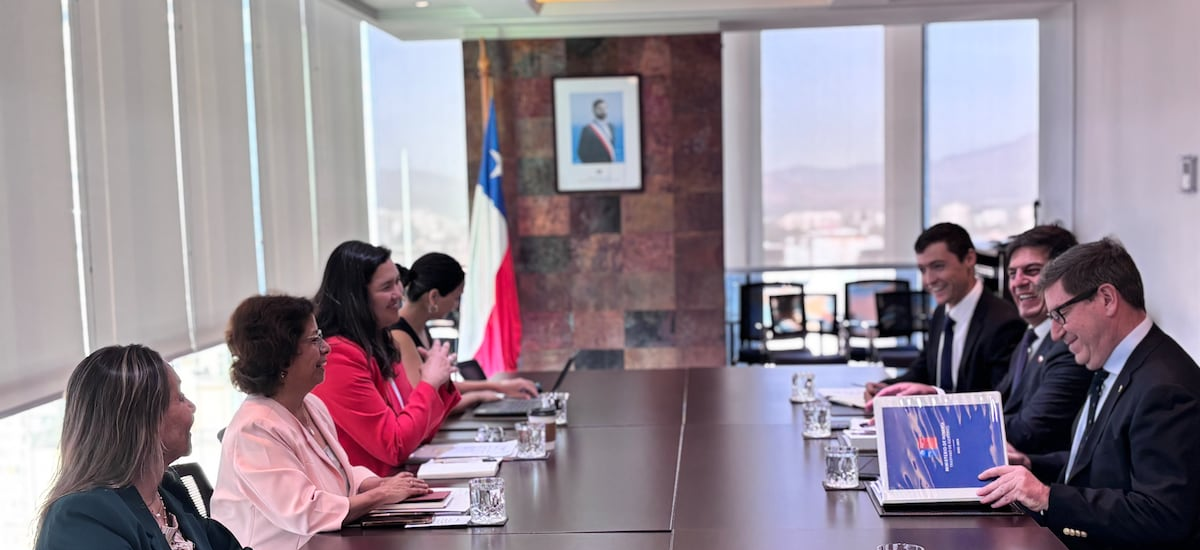 Daniel Mas sostiene la primera bilateral con la ministra de Minería, Aurora Williams