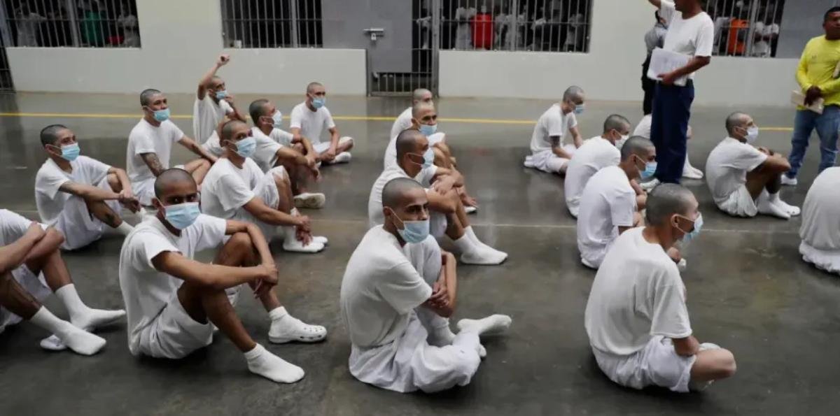 Mano dura en las cárceles de Perú: presos deberán usar uniforme y raparse