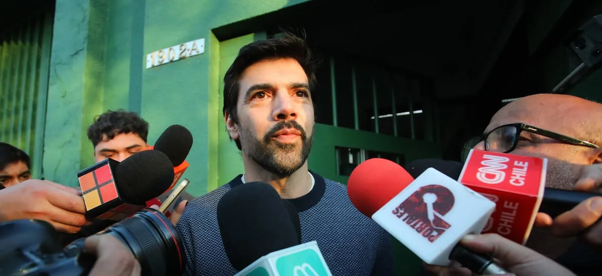 En silencio y con Cathy Barriga esperándolo: Joaquín Lavín abandona Capitán Yáber para cumplir arresto domiciliario