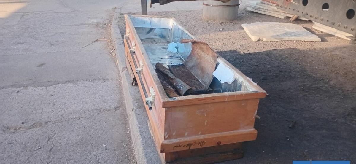 Hallazgo de terror en Quinta Normal: ataúdes usados aparecen en plena calle