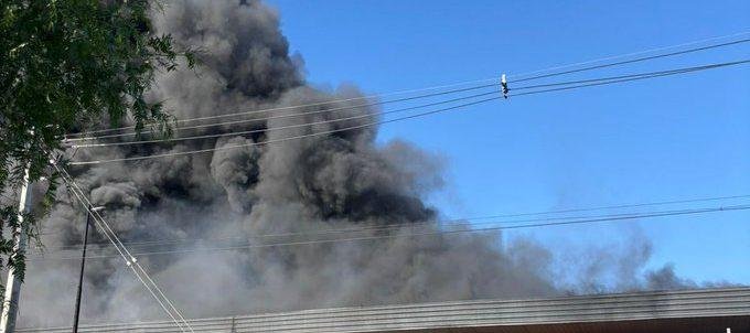 Incendio estructural afecta bodegas de Quilicura: Suspenden tránsito y registran gran columna de humo