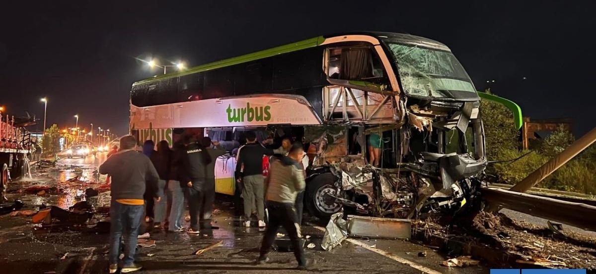 Dos muertos y más de 40 heridos deja choque entre un bus y un camión en La Araucanía