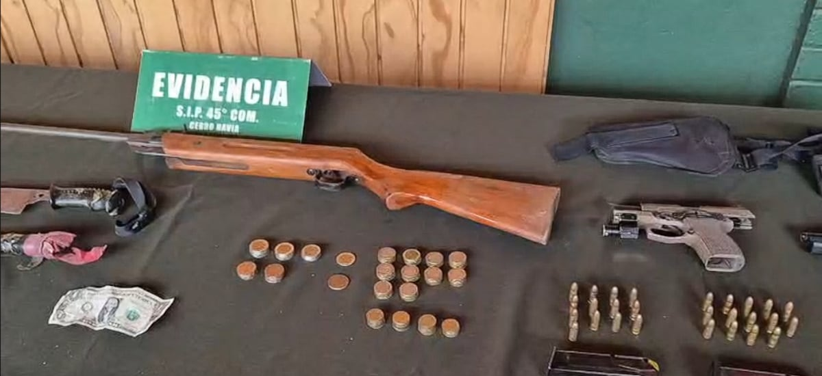 Tres personas son detenidas en procedimiento policial de Cerro Navia: se incautó drogas, armas y cargadores - La Tercera