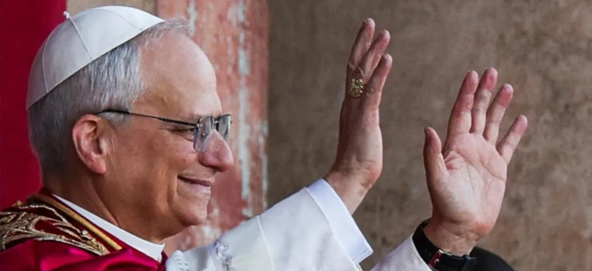Papa León XIV regresa al Vaticano tras recibir alta médica cinco días después de cirugía por adenocarcinoma pulmonar