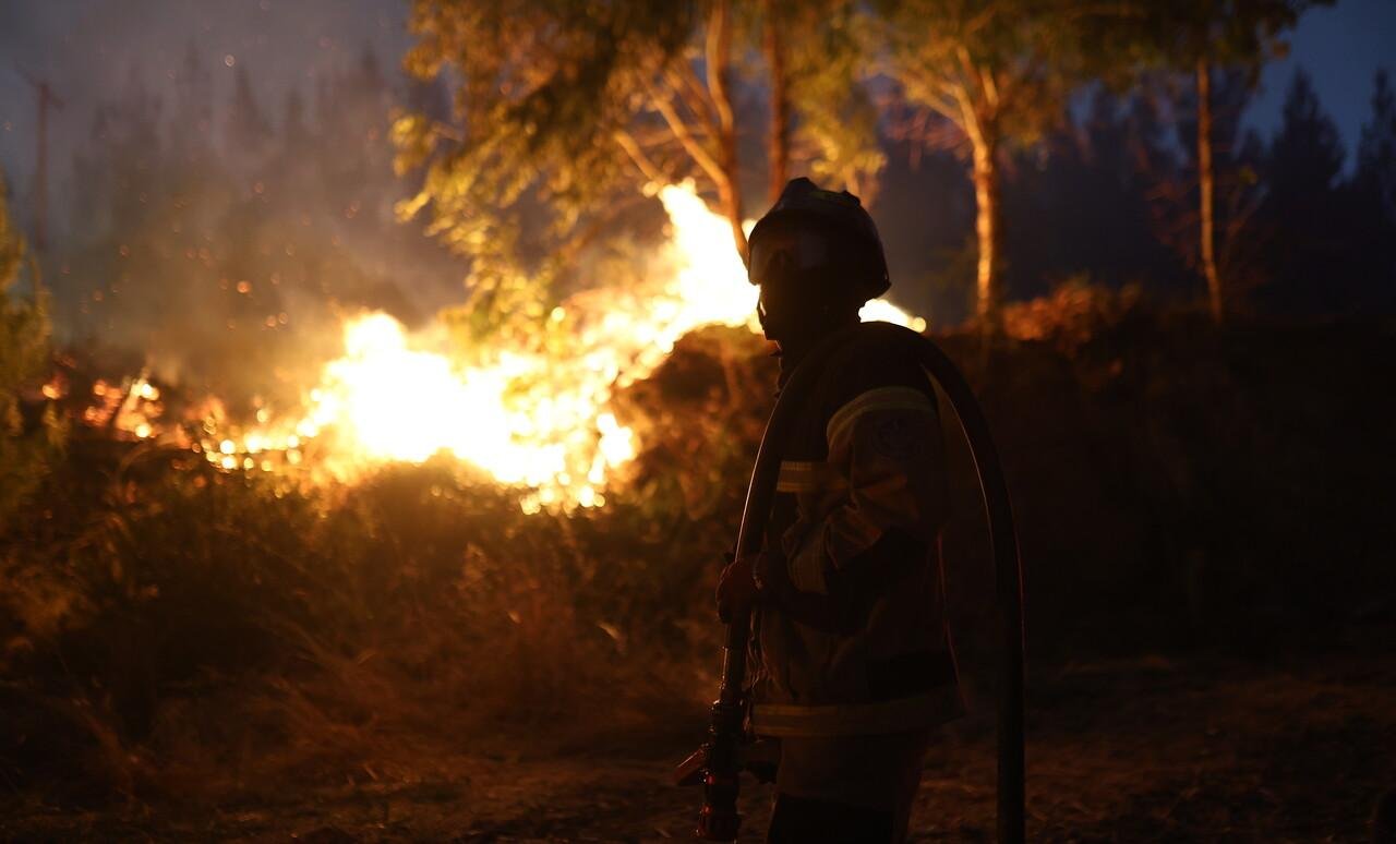 Expertos europeos: Megaincendio en el Biobío avanzó 10 veces más rápido que la capacidad de extinción