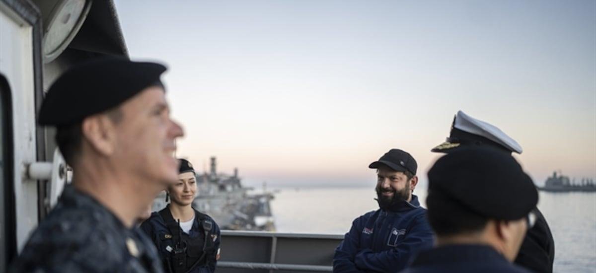 Travesía de 36 horas por mar y regreso en avión: la visita de Boric a Juan Fernández previo a cita con Kast por cable chino