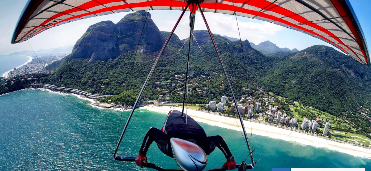 Turista de EEUU y un instructor brasileño mueren al caer con ala delta en playa de Río de Janeiro
