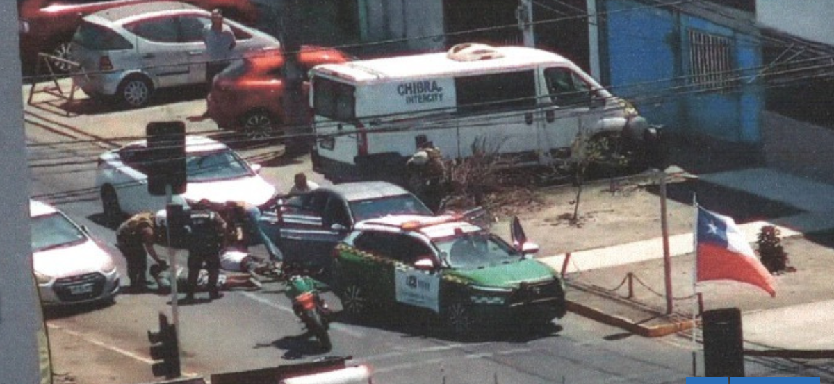 Delincuentes con armas falsas simularon la venta de un auto para asaltar a una familia en Iquique