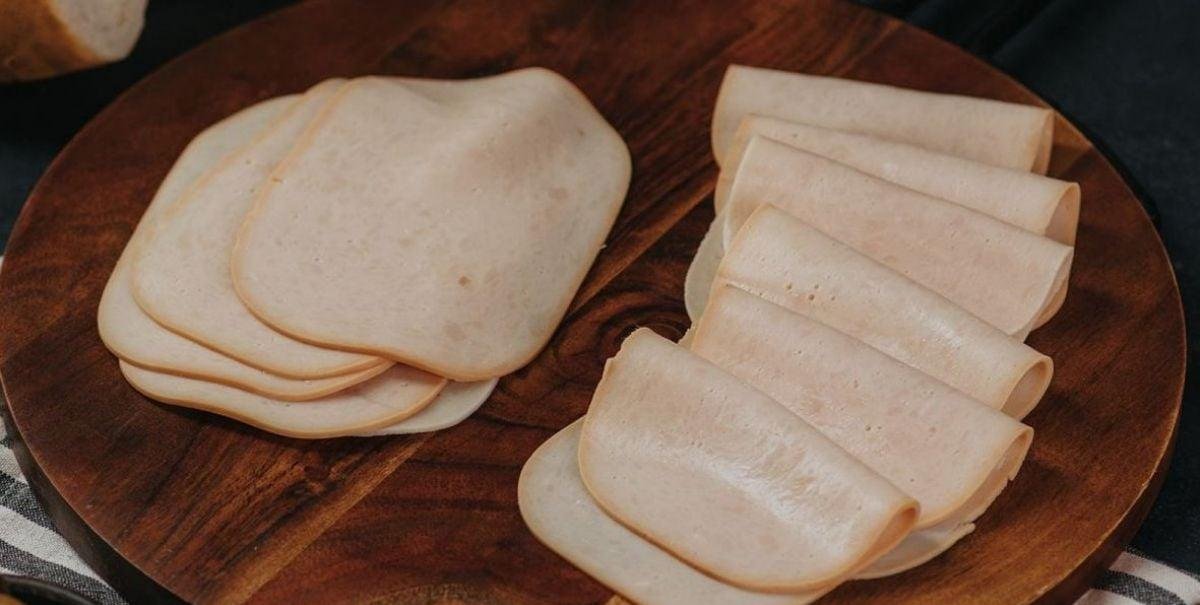 Sernac oficia a Ariztía y Sopraval tras denuncia de posible inclusión de pollo en pechugas de pavo