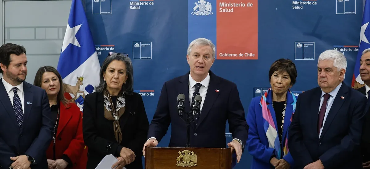 Kast en firma de convenio para agilizar listas de espera: “En algún momento no se utilizaron bien los recursos”