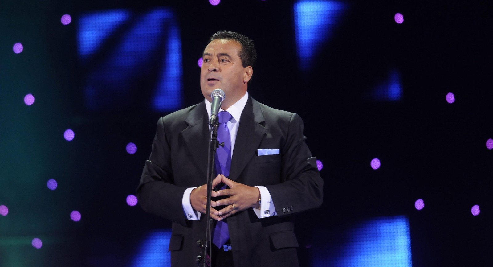 Municipalidad de Villa Alegre denuncia a Dino Gordillo por beso a menor en festival: Esto responde el humorista