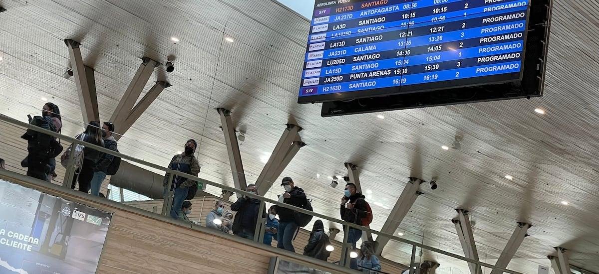 Tráfico aéreo de pasajeros en el aeropuerto de Santiago vuelve a caer en enero y acumula seis meses a la baja