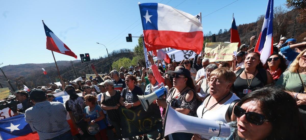 Vecinos protestan por lenta reconstrucción en zonas afectadas en el incendio de Penco