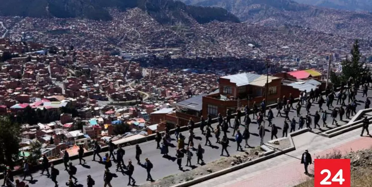 Gobierno de Bolivia inicia operación para levantar bloqueos en carreteras