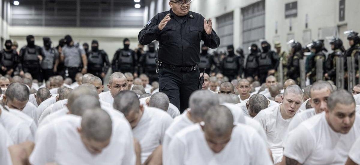 Juez ordena al gobierno de Trump el regreso a EE.UU. de los inmigrantes venezolanos enviados a la megacárcel de Bukele