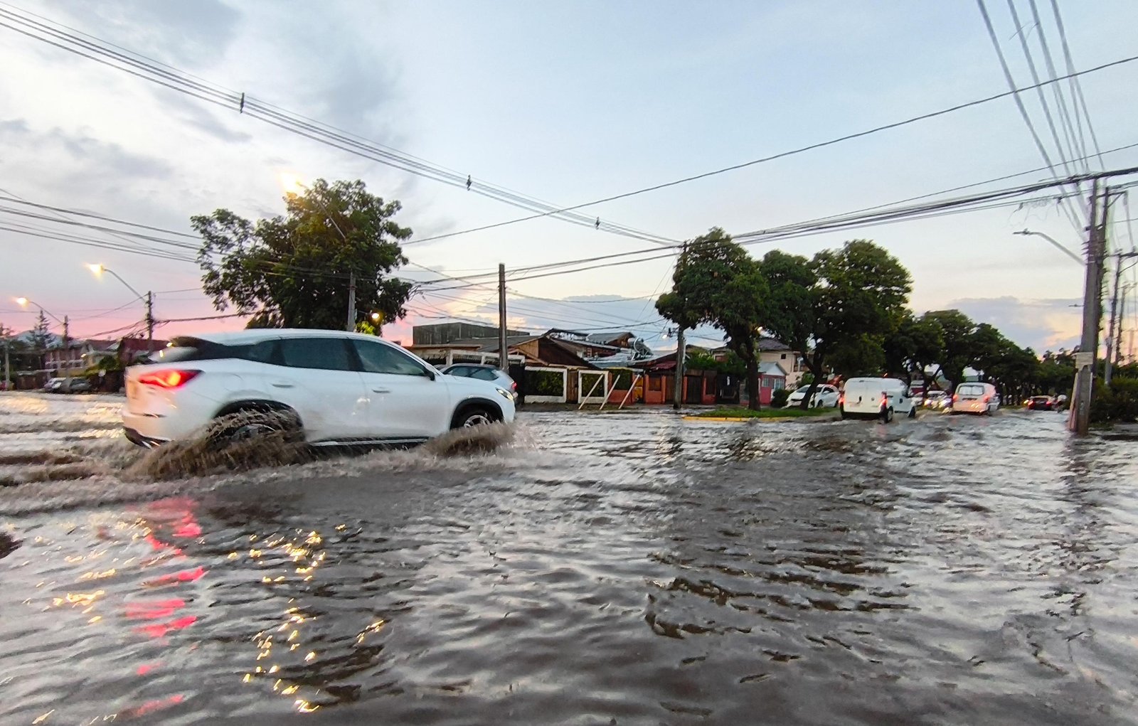Las impactantes imágenes de autos arrastrados en Maipú tras desborde de río por las lluvias de verano