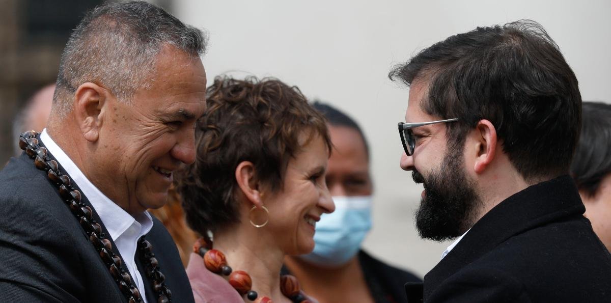 Exalcalde de Rapa Nui calificó de "hipocresía" el viaje de Presidente Boric a la isla