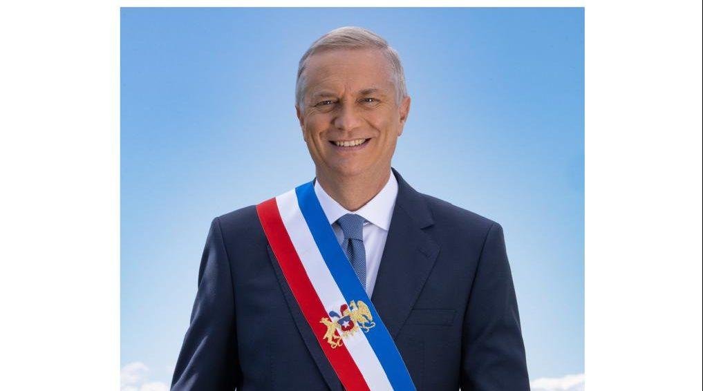 “Camina hacia adelante, dejando atrás la tormenta”: Revelan la foto presidencial oficial de José Antonio kast