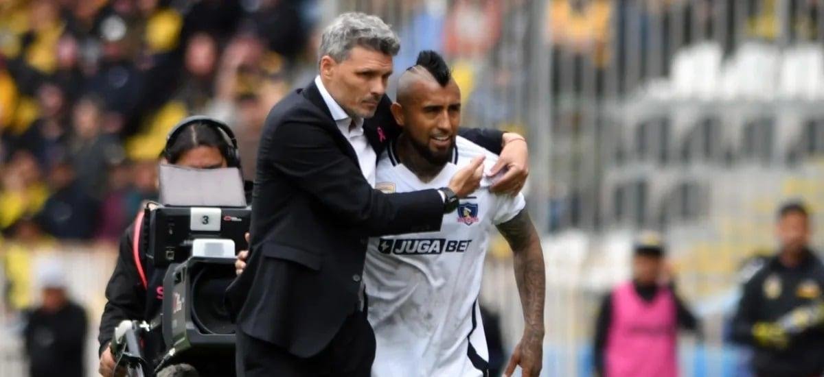 Cara a cara con Vidal y con varias peticiones a Aníbal Mosa: cómo Fernando Ortiz logró limpiar el camarín de Colo Colo - La Tercera